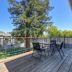 Comfortable 2br Spacious Deck! 7 Mins To Downtown And Midtown Sacramento