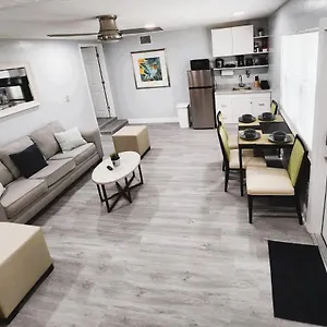 Cheerful Super + 2 Queen + Sofa Bed Minutes From The Airport! Apartment